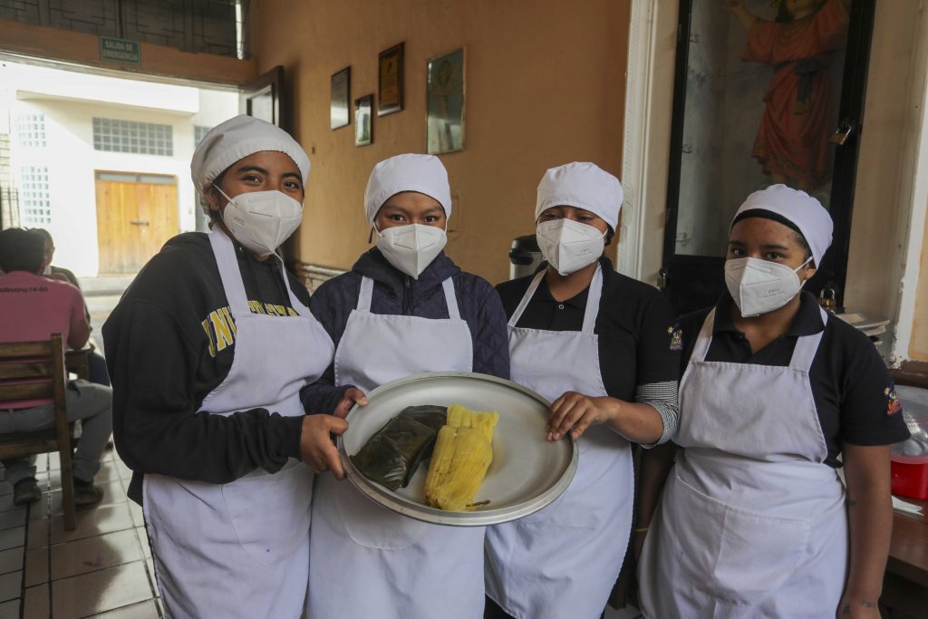 Las jóvenes emprendedoras elaboran los envueltos todos lo viernes para venderlos en fin de semana ingreso al Hogar Miguel León. /XCA
