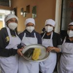 Las jóvenes emprendedoras elaboran los envueltos todos lo viernes para venderlos en fin de semana ingreso al Hogar Miguel León. /XCA