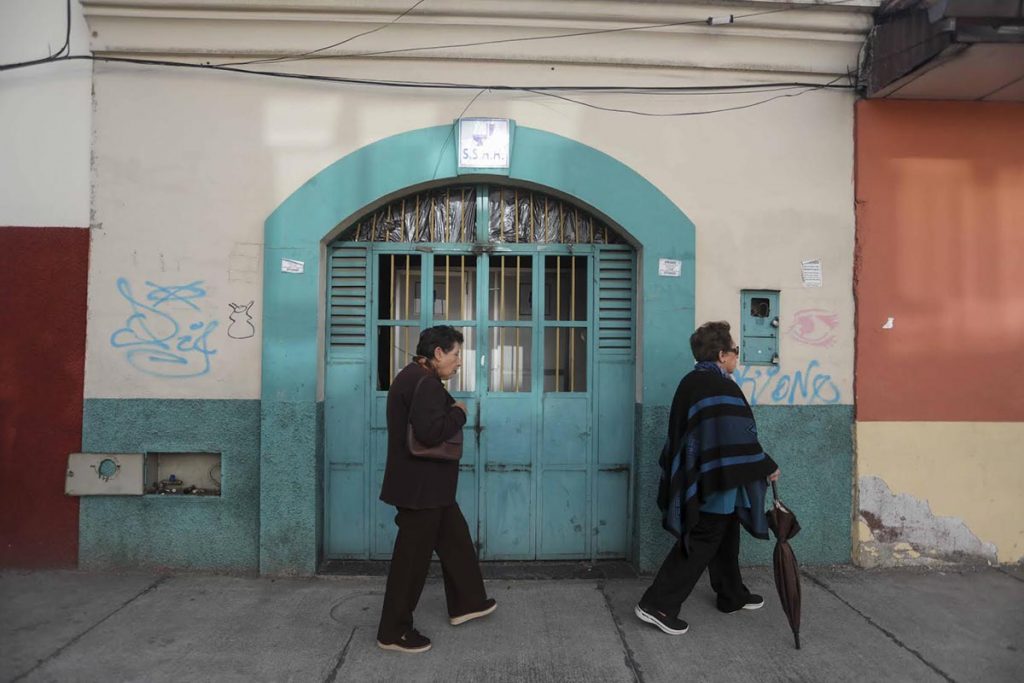 Uno de los baños públicos municipales ubicado en calle Juan Montalvo y Sangurima no ha sido concesionado, al menos, desde la pandemia. /XCA