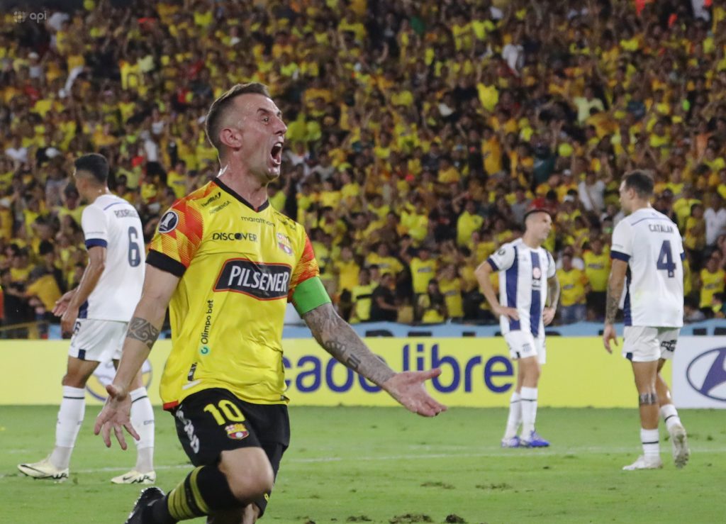 Damián Díaz marca en el empate de Barcelona ante Talleres. Foto: API