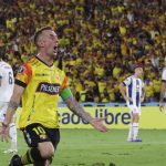 Damián Díaz marca en el empate de Barcelona ante Talleres. Foto: API