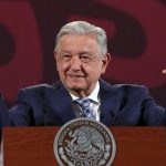 López Obrador anunció este lunes que hará una "gira del adiós" en la que recorrerá las 32 entidades del país tras las elecciones del 2 de junio y antes de dejar el poder el 1 de octubre. La gira, que comenzaría el 3 de junio, involucrará recorrer todos los estados del país en un lapso de cuatro meses. EFE
