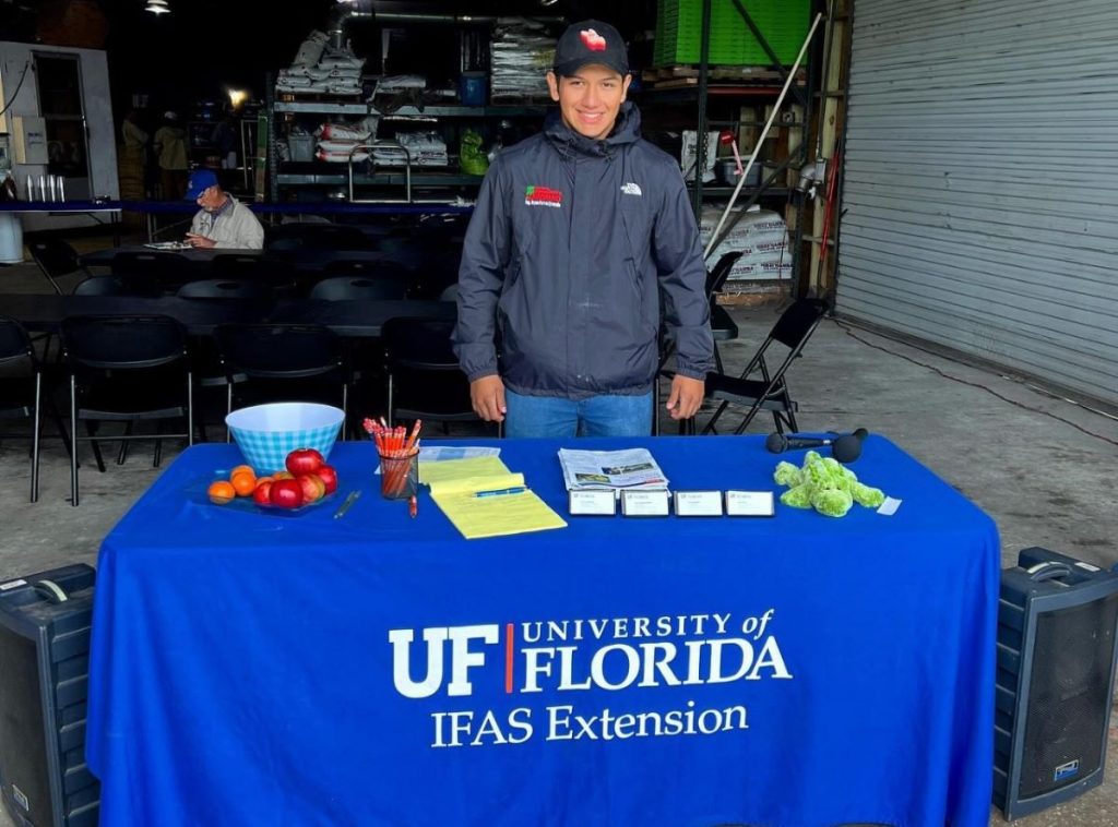 Bryan Porras de Ecuador comenzó una investigación en la Universidad de La Florida, sobre la papa.