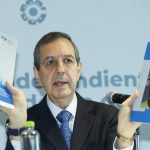 aime Sepulveda, coordinador de la Comisión Independiente de expertos, participa de una rueda de prensa este martes en la Ciudad de México (México). Casi cuatro de cada 10 muertes que ocurrieron en México durante la pandemia de covid-19 se relacionan con la mala gestión del Gobierno de la crisis sanitaria y pudieron haberse evitado, concluyó un informe presentado este martes por una Comisión Independiente de expertos del país. EFE