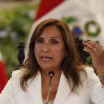 La casa de la presidenta de Perú, Dina Boluarte, fue allanada cerca de la medianoche de este viernes por un equipo de fiscales y agentes de la Policía Nacional como parte de una investigación abierta contra la gobernante por la presunta comisión del delito de enriquecimiento ilícito. EFE