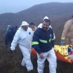 Personal del Cuerpo de Bomberos Cuenca traslada a una mujer, quien fue rescatada en el Parque Nacional Cajas. Cortesía