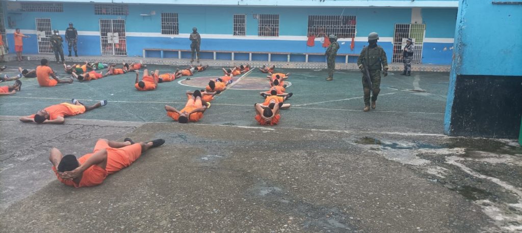 Delincuentes haciendo ejercicio en una cárcel de Ecuador. Están custodiados por militares