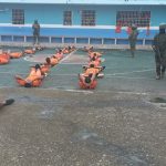 Delincuentes haciendo ejercicio en una cárcel de Ecuador. Están custodiados por militares