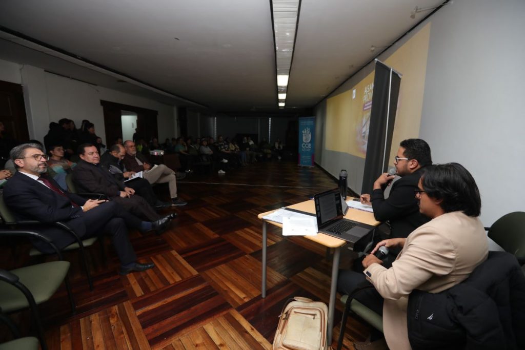 Martín Sánchez (D), director provincial de la Casa de la Cultura, durante la socialización de los diseños preliminares de la remodelación del Edificio Mayor.