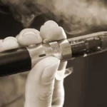 Los productos electrónicos de nicotina, como los cigarrillos electrónicos, los vapeadores o las pipas electrónicas, suministran nicotina en forma de aerosol sin combustión