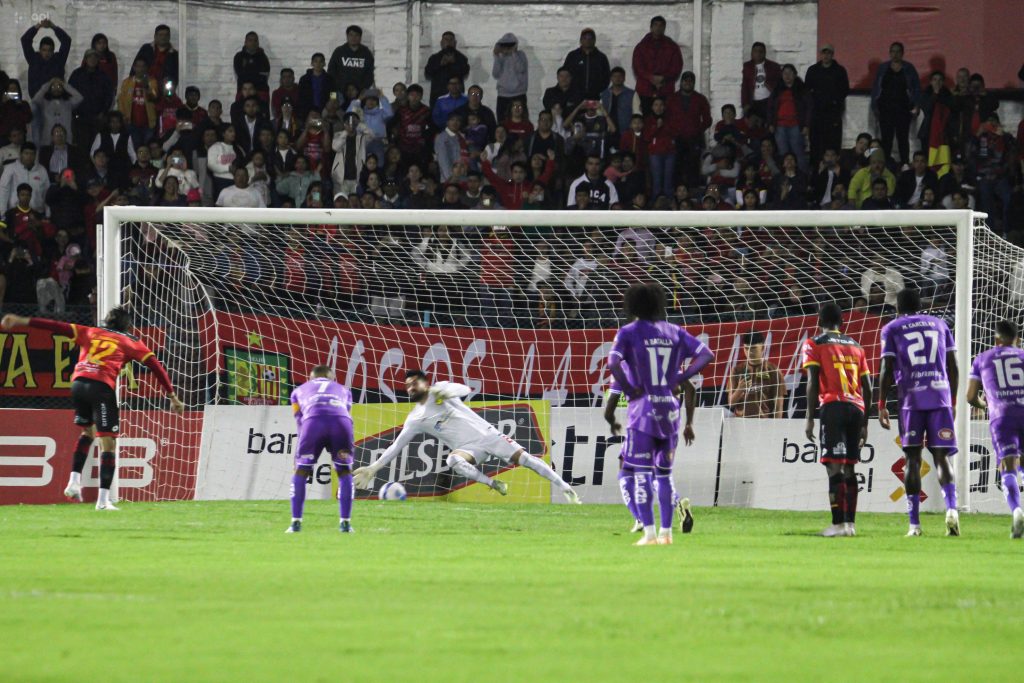 Empate agónico entre Deportivo Cuenca y Aucas. Foto: API