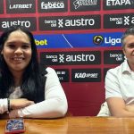 Nataly Villavicencio junto a Paulo Coellar en rueda de prensa de Deportivo Cuenca.