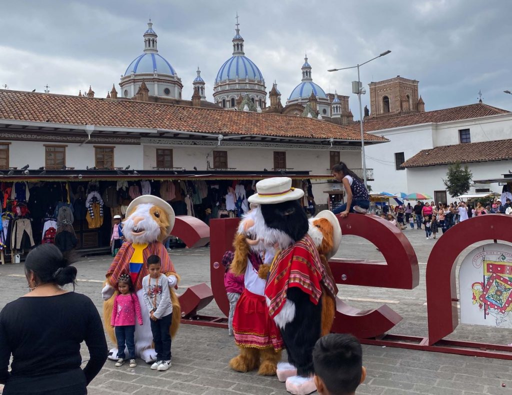 Turistas se recrean en la plaza San Francisco, durante los días de feriado en Cuenca.