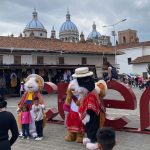 Turistas se recrean en la plaza San Francisco, durante los días de feriado en Cuenca.