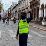 Una ciudad con poco movimiento de personas y vehículos, con servicios a medias y generadores eléctricos en las aceras.