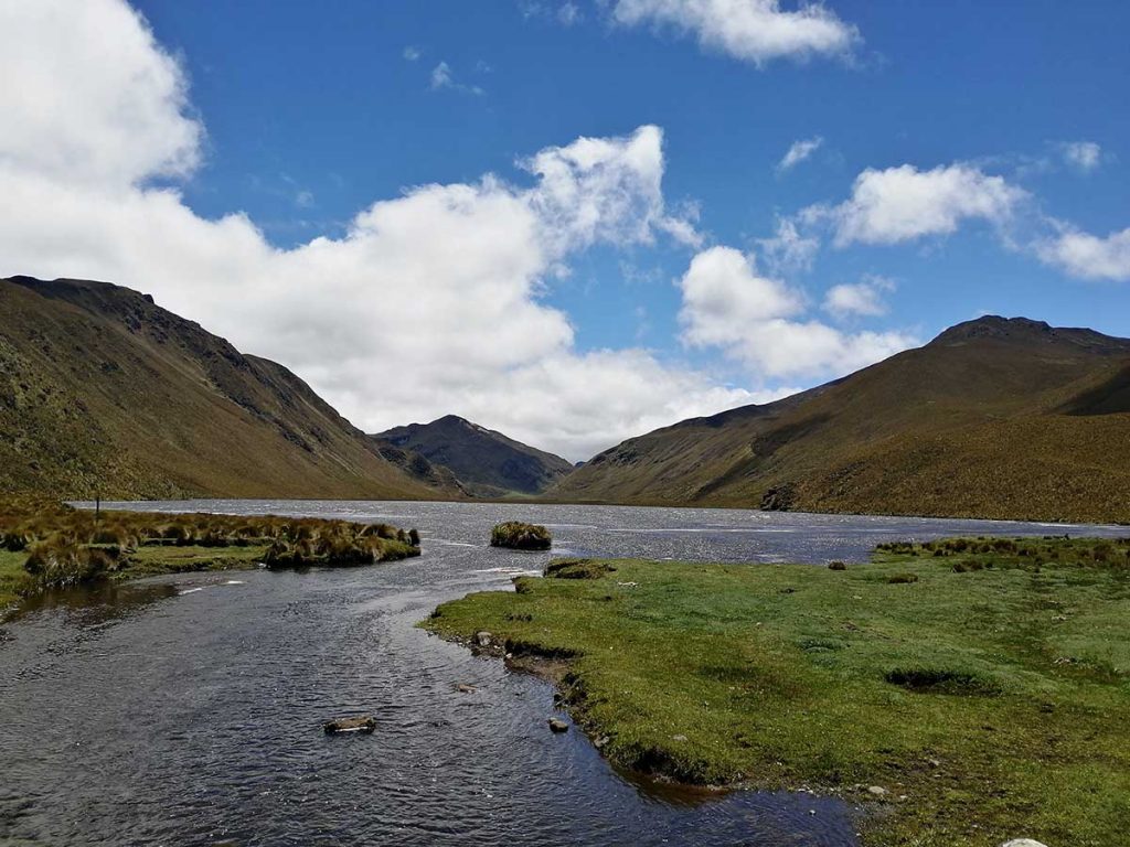 Las aguas de la laguna Culebrillas son agitadas de manera permanente por el fuerte viento que hay en el lugar. /FCS