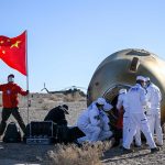 Los tres astronautas de la misión Shenzhou-17 regresaron este martes de manera segura al centro de aterrizaje Dongfeng en el desierto de Gobi, en la provincia septentrional china de Mongolia Interior, tras pasar seis meses en la estación espacial china, la Tiangong.