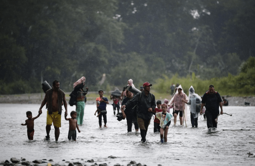 Migrantes cruzan el río Turquesa en Darién. EFE/Archivo