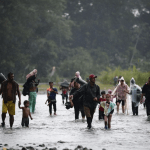 Migrantes cruzan el río Turquesa en Darién. EFE/Archivo