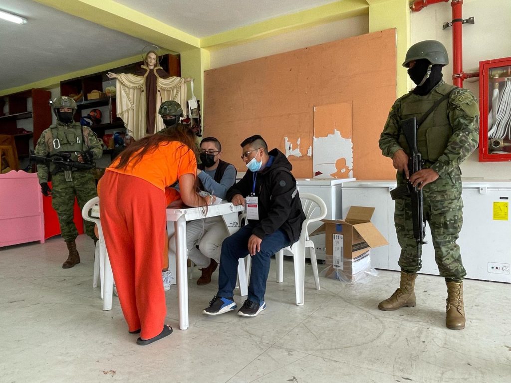 Un total de 5.338 presos sin sentencia firme de Ecuador fueron los primeros en votar en el referéndum y consulta popular.