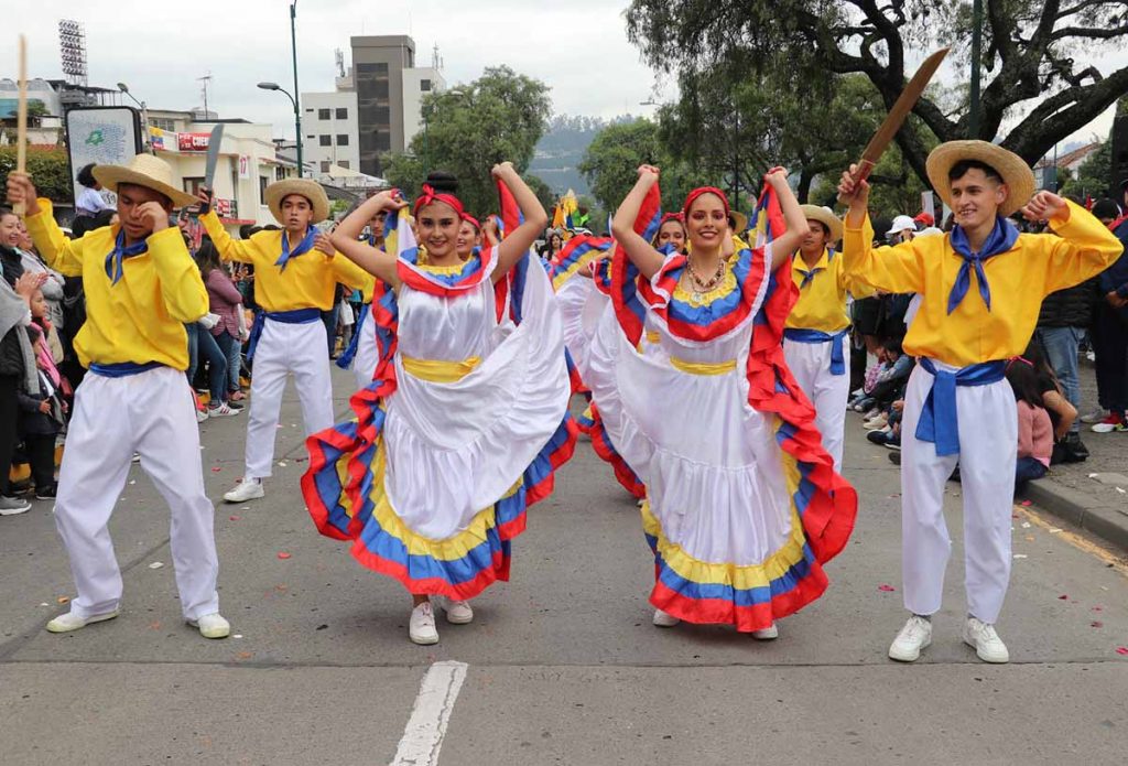 El desfile estudiantil es uno de los eventos masivos por las fiestas de Cuenca.