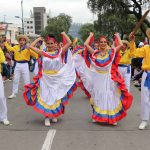 El desfile estudiantil es uno de los eventos masivos por las fiestas de Cuenca.