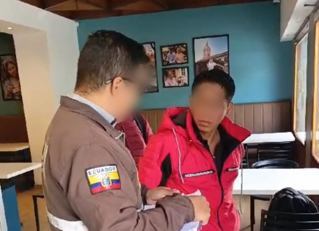 Un sujeto acusado de violar a su hija de 12 años fue detenido en el Centro Histórico de Cuenca el 3 de abril de 2024.