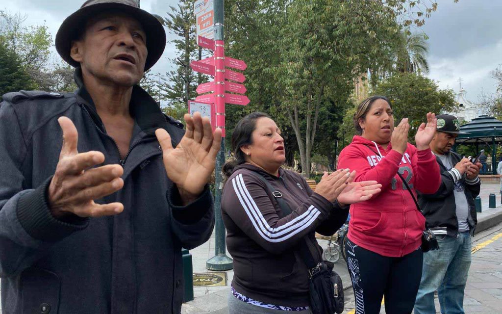 Pacientes de diálisis y sus familiares protagonizaron un plantón frente a la Gobernación de Azuay.