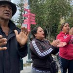 Pacientes de diálisis y sus familiares protagonizaron un plantón frente a la Gobernación de Azuay.