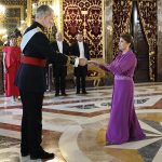 El rey Felipe VI recibe las cartas credenciales de la nueva embajadora de Ecuador, Wilma Piedad Andrade Muñoz, este lunes en el Palacio Real de Madrid.