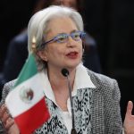 La embajadora de México en Ecuador, Raquel Serur habla durante una conferencia de prensa este domingo en el Aeropuerto Internacional de la Ciudad de México (México). México acudirá el lunes a la Corte Internacional de Justicia para denunciar la responsabilidad de Ecuador por violaciones al Derecho Internacional, luego del asalto en la Embajada mexicana en Quito el viernes 5 de abril. EFE