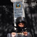 Policías de la Secretaria de Seguridad Pública en las instalaciones de la Embajada de Ecuador, en la Ciudad de México.