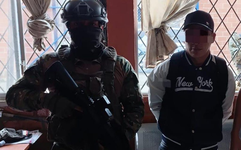 El presunto extorsionador fue detenido por agentes de las Fuerzas Armadas en el cantón Camilo Ponce Enríquez.