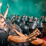 Manifestantes y policías discuten durante una jornada de protesta convocada por la Asociación de Trabajadores del Estado, este viernes en Buenos Aires (Argentina). La Asociación de Trabajadores del Estado (ATE), el mayor sindicato de trabajadores públicos de Argentina, lleva a cabo este viernes una nueva jornada de protesta y huelga contra los despidos masivos en el sector público ejecutados por el Gobierno del ultraliberal Javier Milei. EFE