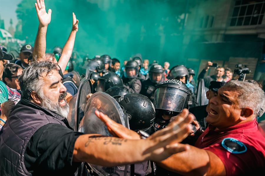 Manifestantes y policías discuten durante una jornada de protesta convocada por la Asociación de Trabajadores del Estado, este viernes en Buenos Aires (Argentina). La Asociación de Trabajadores del Estado (ATE), el mayor sindicato de trabajadores públicos de Argentina, lleva a cabo este viernes una nueva jornada de protesta y huelga contra los despidos masivos en el sector público ejecutados por el Gobierno del ultraliberal Javier Milei. EFE