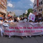 Padres de familia acompañados de sus hijos participan de una marcha para exigir el fin de la violencia infantil, este miércoles en San Cristobal de las Casas (México). Un centenar de padres de familias, infantes y organizaciones no gubernamentales (ONG) marcharon este miércoles en San Cristóbal de las Casas, en el estado de Chiapas, sureste de México, para exigir justicia por niñas, niños y adolescentes desaparecidos, sobrevivientes de violencia sexual y por una infancia libre de violencia. EFE