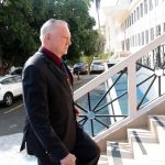 El abogado, Jürgen Mossack, llega a una audiencia este lunes en Ciudad de Panamá (Panamá). El juicio por el caso 'Papeles de Panamá', la histórica filtraciones de documentos del extinto bufete panameño Mossack Fonseca que vinculó a personalidades de todo el mundo con el blanqueo de capitales, comenzó este lunes, ocho años después del escándalo, con una veintena de imputados expuestos a una pena máxima de 12 años que claman su inocencia y la Fiscalía resuelta a pedir una pena "ejemplar". EFE