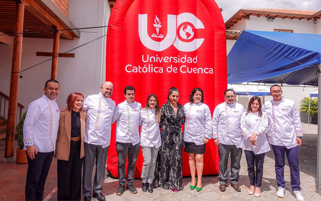 Los representantes de la Universidad Católica y de las empresas suscribieron un convenio para la carrera de gastronomía.