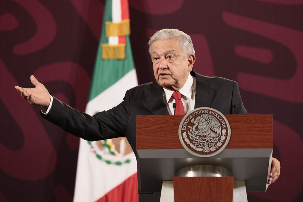 El presidente de México, Andrés Manuel López Obrador, habla durante su conferencia de prensa matutina en el Palacio Nacional de la Ciudad de México sobre el caso Jorge Glas.