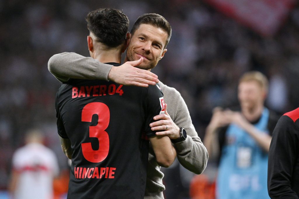 Hincapié con Xabi Alonso tras obtener récord. Foto: Bayer Leverkusen.