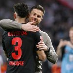 Hincapié con Xabi Alonso tras obtener récord. Foto: Bayer Leverkusen.