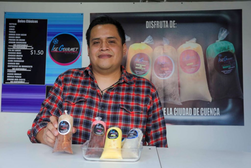 Rafael Bernal, propietario de ‘Ice Gourmet’, en el local ubicado en la avenida Don Bosco y Fernando de Aragón.
