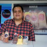 Rafael Bernal, propietario de ‘Ice Gourmet’, en el local ubicado en la avenida Don Bosco y Fernando de Aragón.