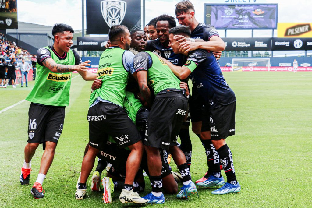 Jugadores del Independiente celebran gol ante Libertad. Foto: API