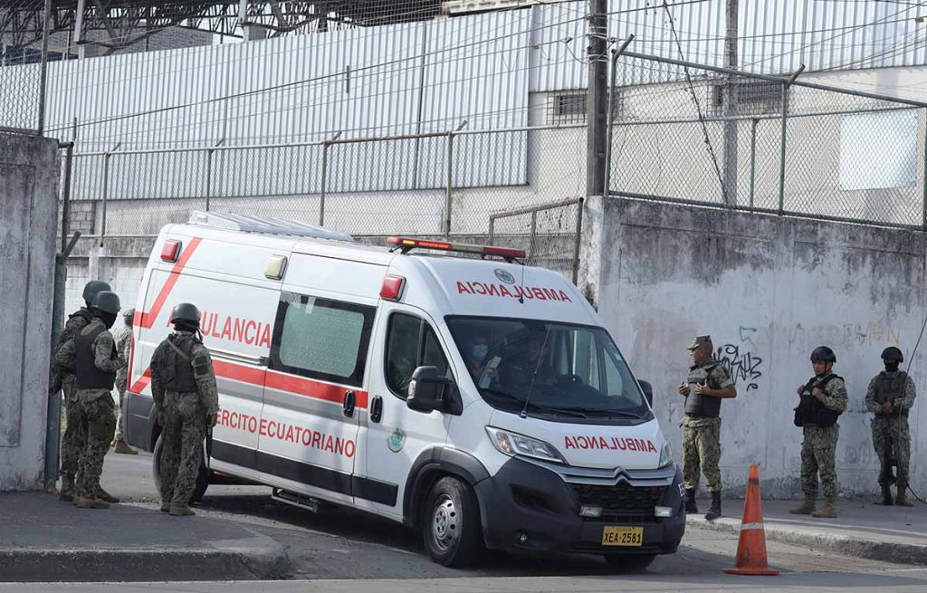 Una supuesta sobredosis de medicamentos llevó a Jorge Glas al hospital, primero llegó al hospital militar para luego ser trasladado hasta el hospital Naval, dónde permanece con pronóstico reservado. /API