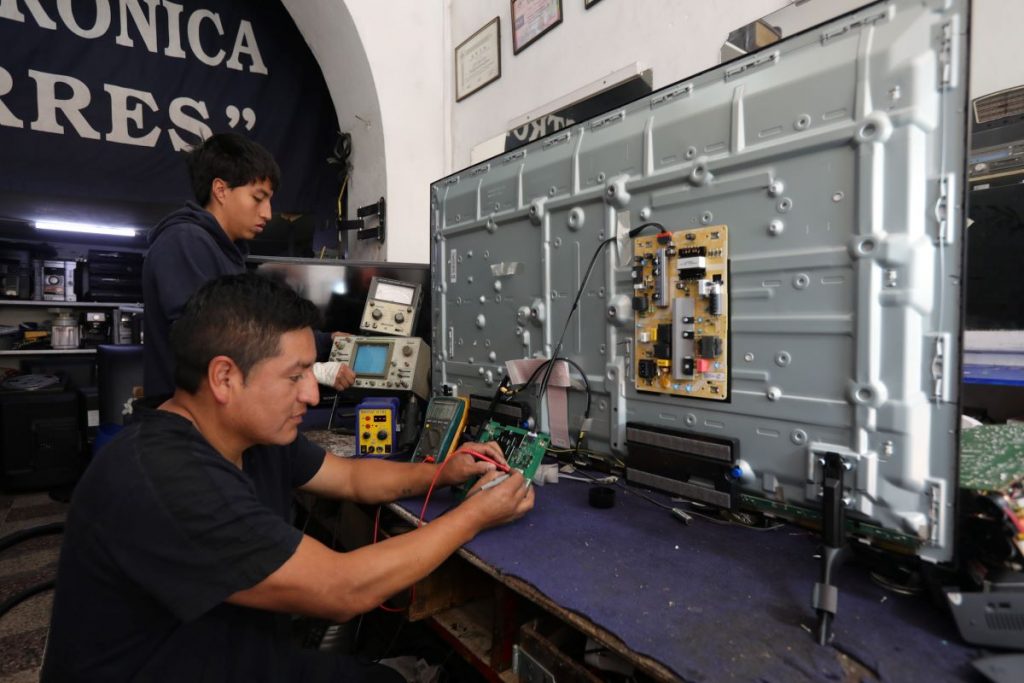 Patricio Tenecora, experto en Electrónica, recomienda desconectar los aparatos eléctricos para evitar daños.