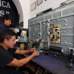 Patricio Tenecora, experto en Electrónica, recomienda desconectar los aparatos eléctricos para evitar daños.