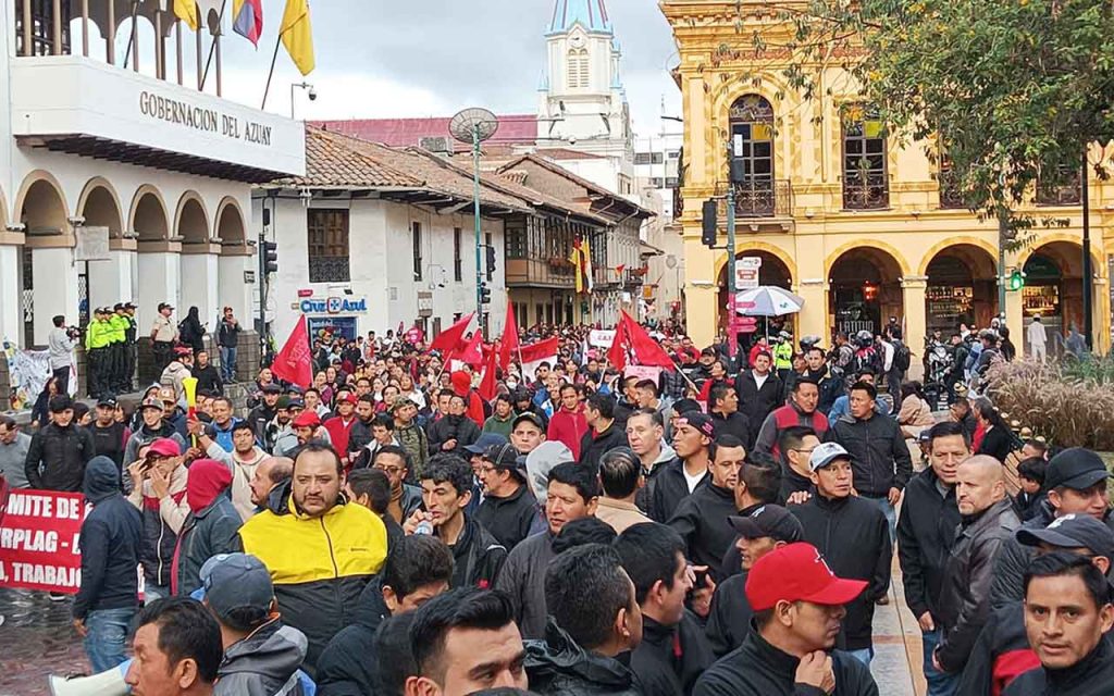 La marcha del FUT terminó en el Parque Calderón frente a la Gobernación del Azuay.