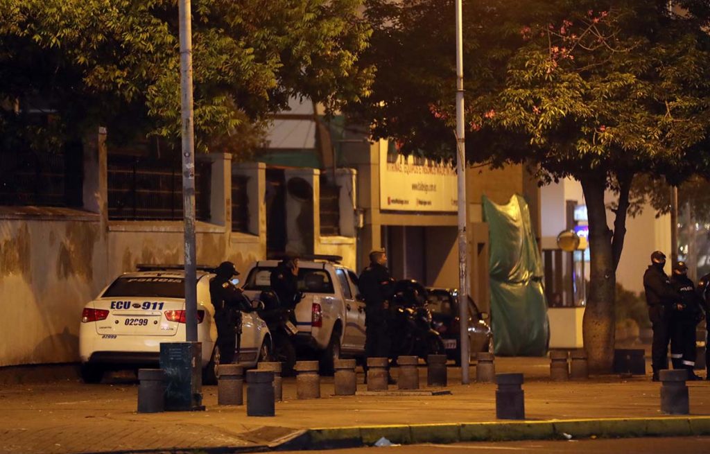 Agentes policiales y militares hacen presencia a las afueras de la Embajada de México, en Quito. Esto generó una crisis con Ecuador.