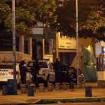 Agentes policiales y militares hacen presencia a las afueras de la Embajada de México, en Quito. Esto generó una crisis con Ecuador.